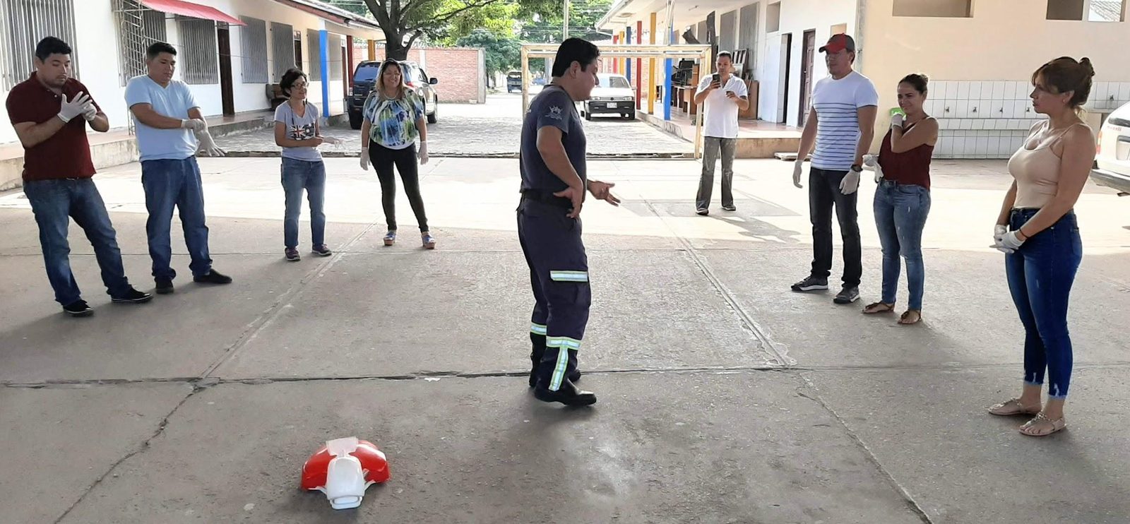 Sesión de entrenamiento en primeros auxilios del equipo de la LAV junto a un instructor de Bomberos, en plena calle