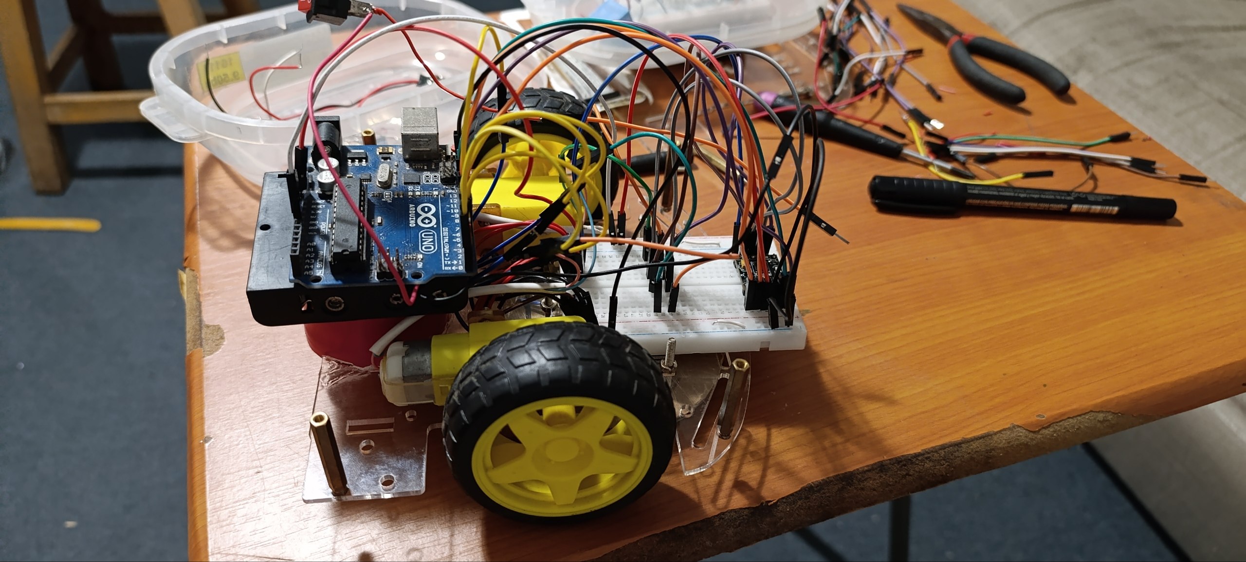 Arturito sobre la mesa de trabajo, cableado en marcha