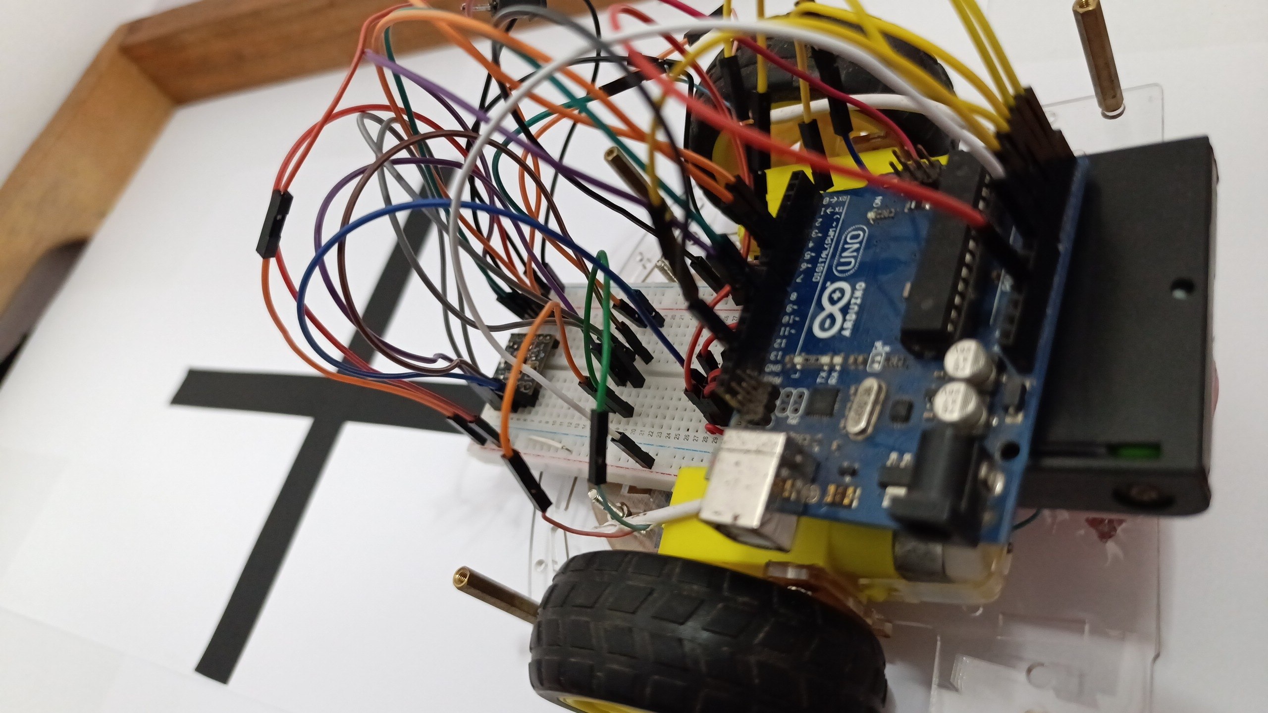Arturito con el cableado montado, sobre la pista de pruebas