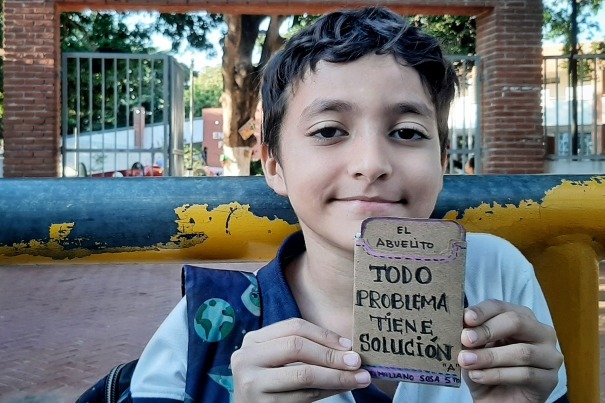 Maximiliano entrando al colegio, con su prototipo en mano